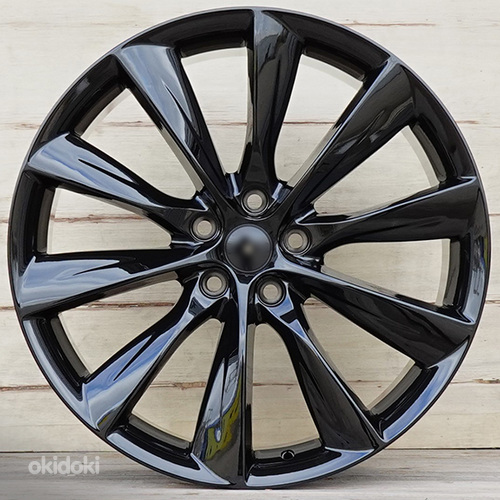 R21 AMZ 0223 Gloss Black erilaiad 21×9 ja 21×10 5×120
