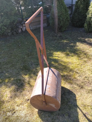 Каток для газона