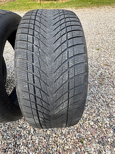 4 использованных шины Goodyear UltraGrip 245/40 R21 M+S ламели (3 фото из 9)