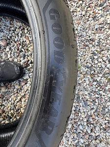 4 использованных шины Goodyear UltraGrip 245/40 R21 M+S ламели (4 фото из 9)
