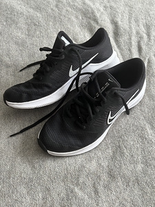 Кроссовки Nike (1 фото из 3)