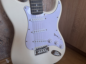 Electric guitar (2 foto / 3)