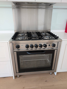HENDI Kitchen Line 5-põletiga gaasipliit elektriahjuga, 90cm (1 foto / 3)