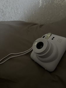 Müün Fujifilm Instax Mini 12 (Peaaegu uus!) (1 foto / 2)