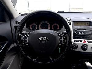 Kia Ceed (11 foto / 15)