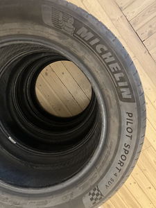 235/60 R18 Michelin Pilot Sport 4 SUV 107V XL (3 foto / 8)