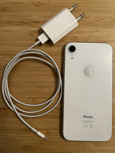 iPhone XR 64 ГБ (2 фото из 3)