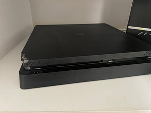 PS4 1TB + mängud + puldid (1 foto / 3)