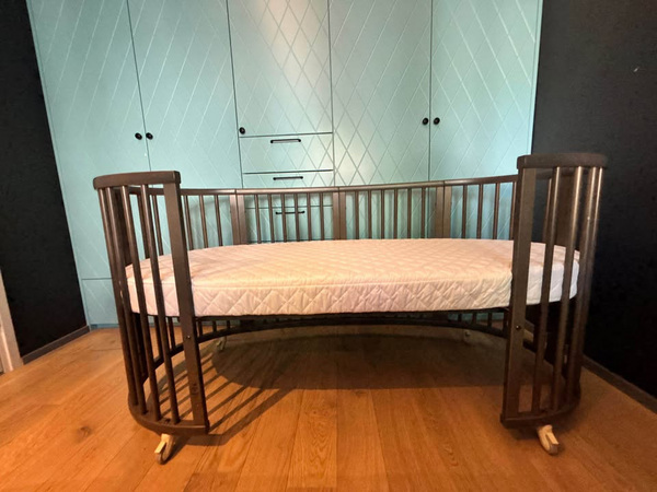 Продается комплект кроватки Stokke
