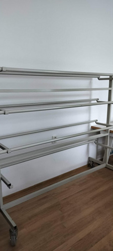 Professionaalne ratastel kangastange / rõivastange