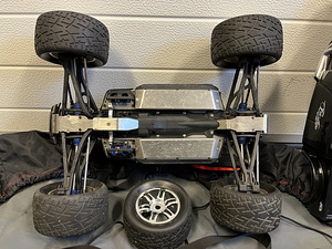 SUUR KOMPLEKT RC puldiauto Traxxas E-Revo, 4WD, 1/8 + lisad (5 foto / 10)