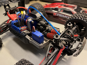 RC puldiauto Traxxas E-Revo VXL, 4WD, 1/16 (4 foto / 6)