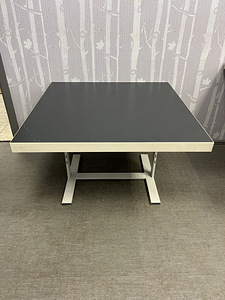 Прочный стол 90x90x58см (1 фото из 2)