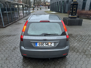 Ford Fiesta (13 foto / 14)