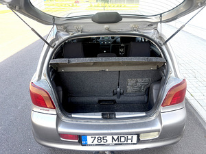 Toyota Yaris (7 foto / 15)