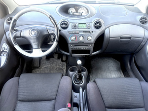 Toyota Yaris (8 foto / 15)