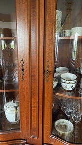 MÜUA ELEGANTNE KLASSIKALINE SERVANT / VITRIINKAPP (2 foto / 2)