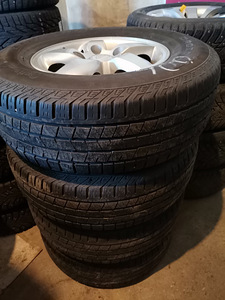 Müün KIA Sorento kummiga kettaid. Kumm 245/70/R16 (2 foto / 2)