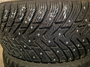 Продам пару шипованной резины 245/35/R21 Nokian Hakka 8 (1 фото из 1)
