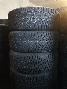 Продам комплект шипованной резины 255/60/R18 Continental (1 фото из 1)