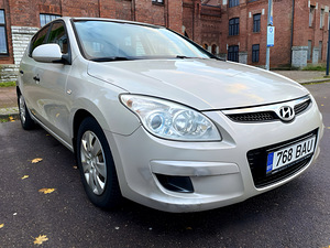 HYUNDAI i30 / 2 OMANIKKU / ÜV 10.2026 (2 foto / 15)