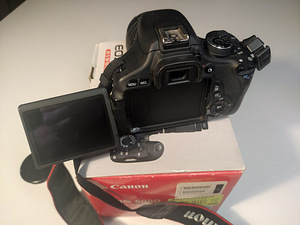 EOS 600 D Diigipeegelkaamera (3 foto / 7)