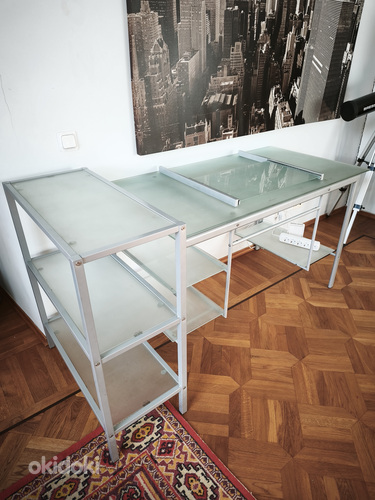 Klaasist kasutatud töölaud ja riiul.