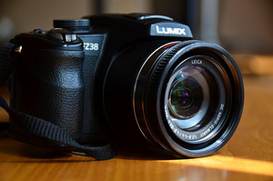 Panasonic Lumix DMC-FZ38 (12.1MP, 18 x Optical Zoom) (1 foto / 3)