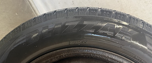 Bridgestone Blizzak 205/55R16 M+S 6-7мм. (с дисками Toyota) (4 фото из 9)