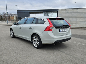 Volvo v60 2.0d5 120kw 2011 AT (5 foto / 10)
