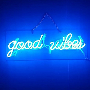 Неоновая вывеска «Good Vibes» на стене (1 фото из 1)