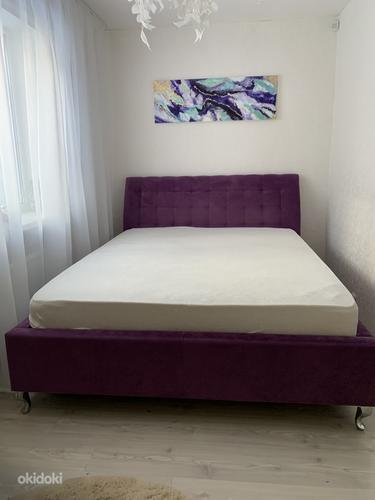 Двуспальная кровать с обивкой из бархата (фото #1)