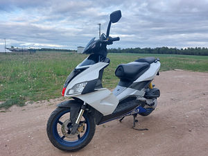 Aprilia SR50R Roller / Mopeed (2 foto / 7)