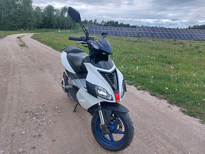 Aprilia SR50R Roller / Mopeed (4 foto / 7)