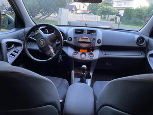 Toyota RAV-4 (4 фото из 9)