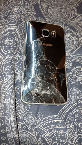 Продам 2 мобильных телефона Samsung S6 Edge с разбитым экран (фото #2)