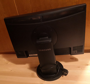 22 Tolline LCD monitor Samsung SyncMaster 2243BW (4 foto / 5)