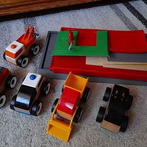 Ikea Parkimismaja mäega + 5 autod (2 foto / 3)