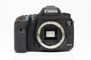 Peegelkaamera Canon EOS 7D Mark II (2 foto / 9)