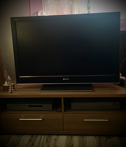 Телевизор Sony Bravia 40 очень хорошо сохранился. (1 фото из 9)
