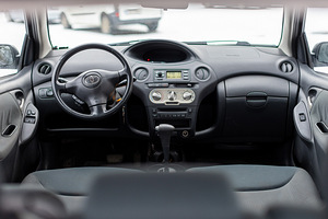 Аренда автомобиля Toyota Yaris Автомат BOLT FOOD/ WOLT (3 фото из 5)