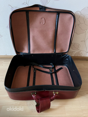 Ретро красный чемодан (фото #2)
