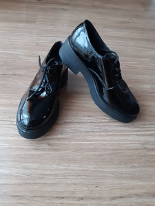 Müüa uued lakitud kingad, suur.38, tald 25 cm