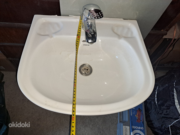 Vannitoa kraanikauss koos jala ja segistiga.