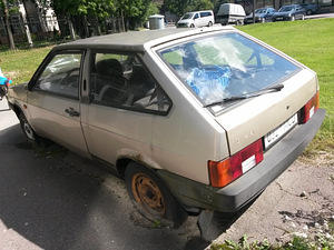 Aitan vana seismajäänud autodega (2 foto / 3)
