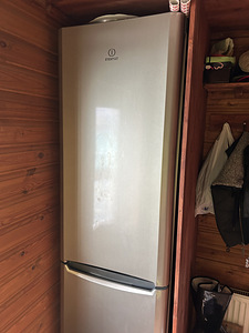 Холодильник Indesit (2 фото из 3)