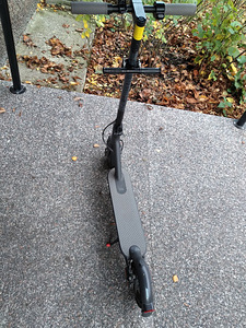 Электрический самокат Xiaomi Mi Electric Scooter Pro 1 (2 фото из 7)