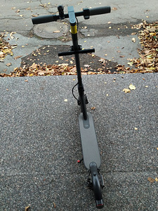 Электрический самокат Xiaomi Mi Electric Scooter Pro 1 (6 фото из 7)