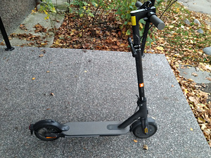 Электрический самокат Xiaomi Mi Electric Scooter Pro 1 (7 фото из 7)