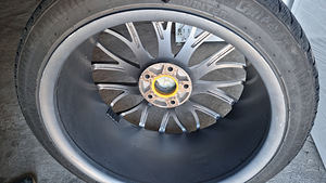 Литые диски Multivan T5 5×120 R20 с всесезонными шинами (7 фото из 8)